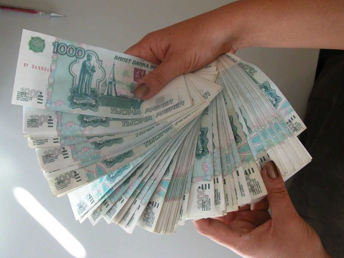 Рубли в руках. Деньги в руках рубли. Деньги возле ноутбука.